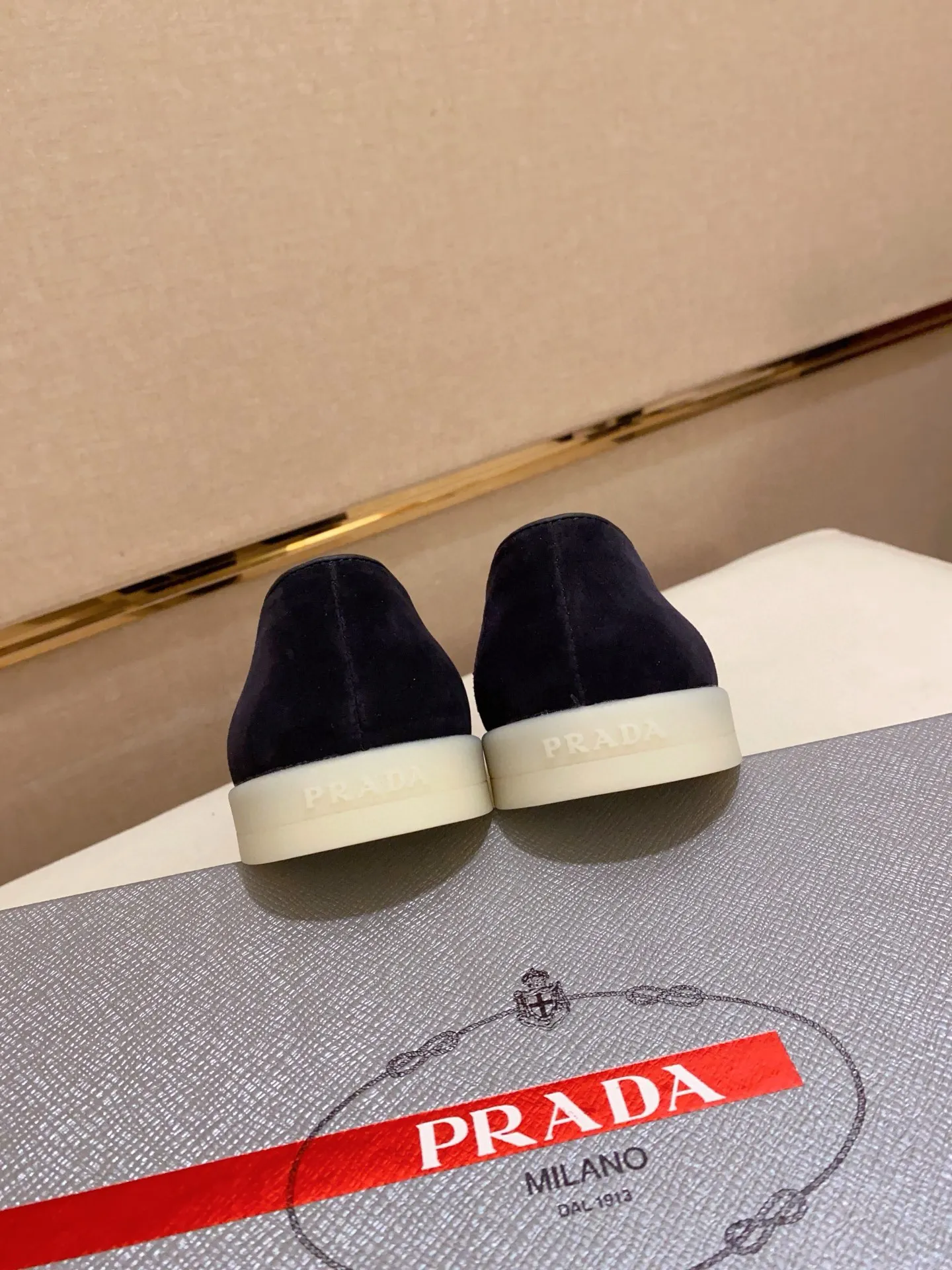Men's shoes 💰 580💰 ✔️✔️✔️High-quality new PRADA counters are launched at the same time. The new men's shoes and 😘fabrics are selected from high-silk bald cowhide and are made by pure handicrafts. Lining: Full cowhide lining. 👍🏿 High-end ☄️ air-cushion molded anti-slip rubber outsole, exquisite lines, simple and elegant, comfortable and high-end for leisure travel. Code number: 38 to 44 (45 can be customized)
